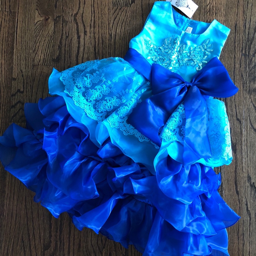 Blue special occasion dress fit size 4 to 6